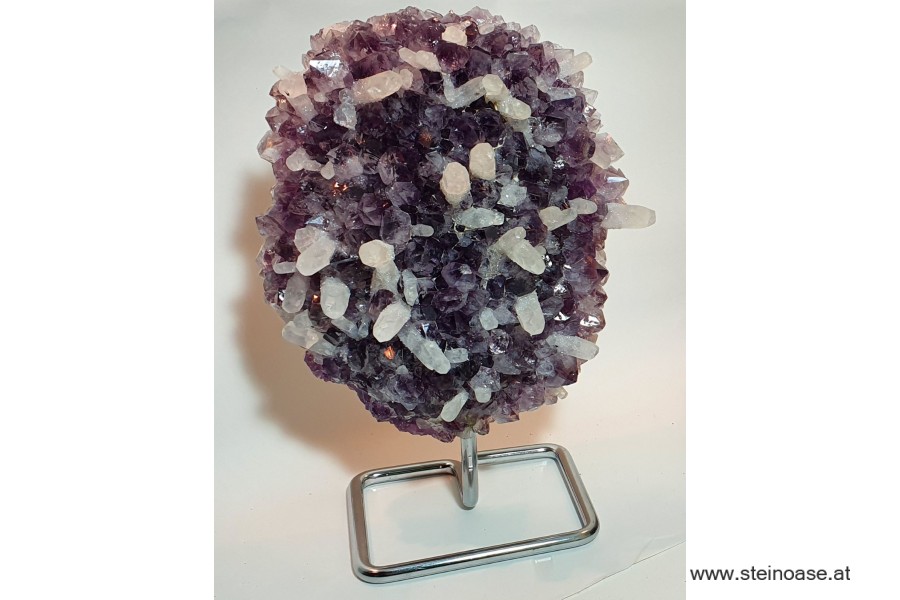 Amethyst mit Calciten auf Ständer